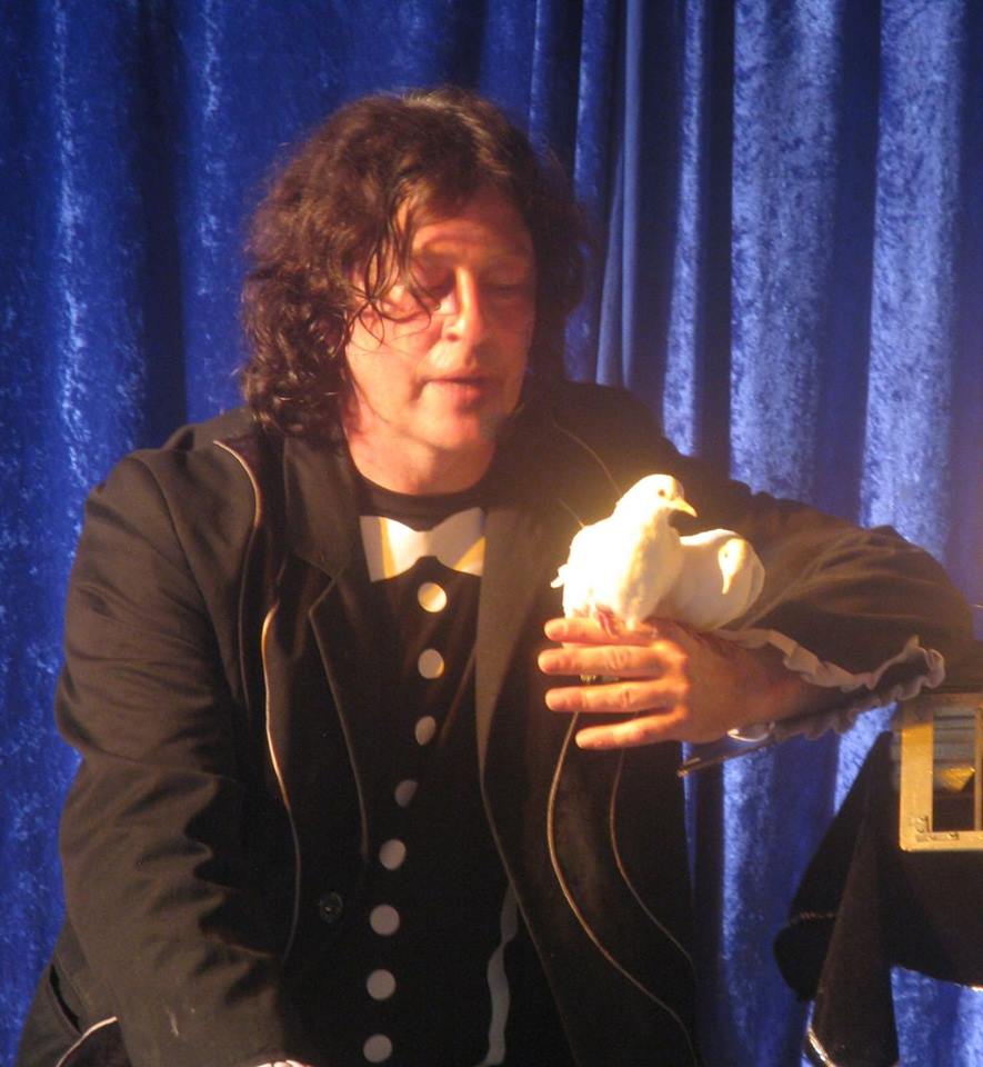 El Mag Pep acto de magia con una paloma